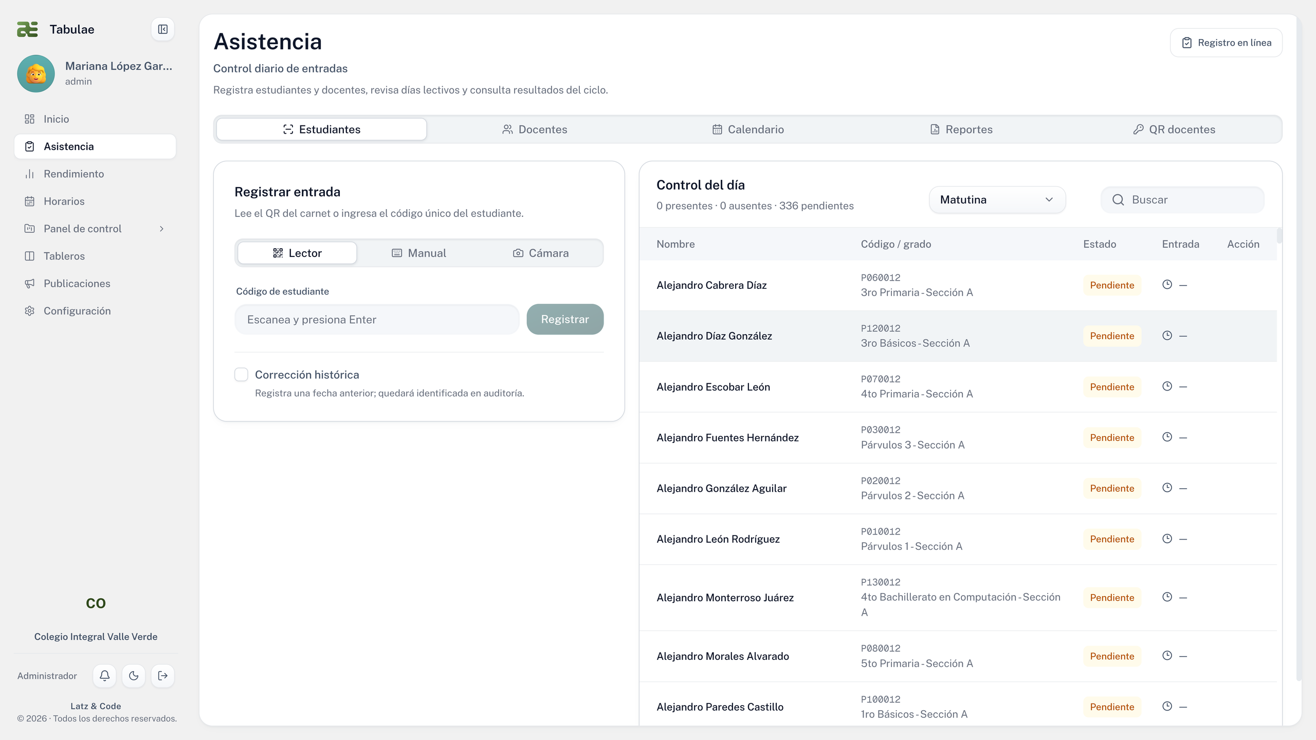 Control de asistencia de estudiantes con lector, registro manual y cámara, junto al estado del día